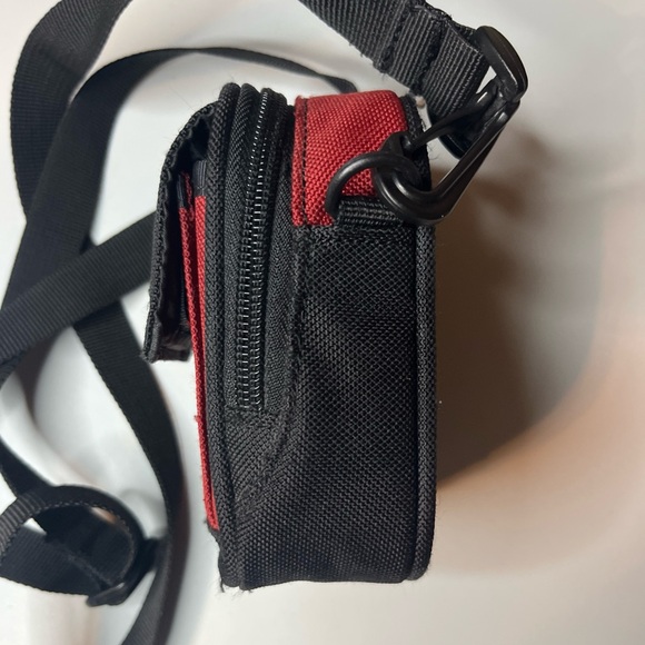 Lowepro Z5 Camera Pouch Carrying Case Black/Burgundy Great Pre-Owned Condition - Picture 11 of 11